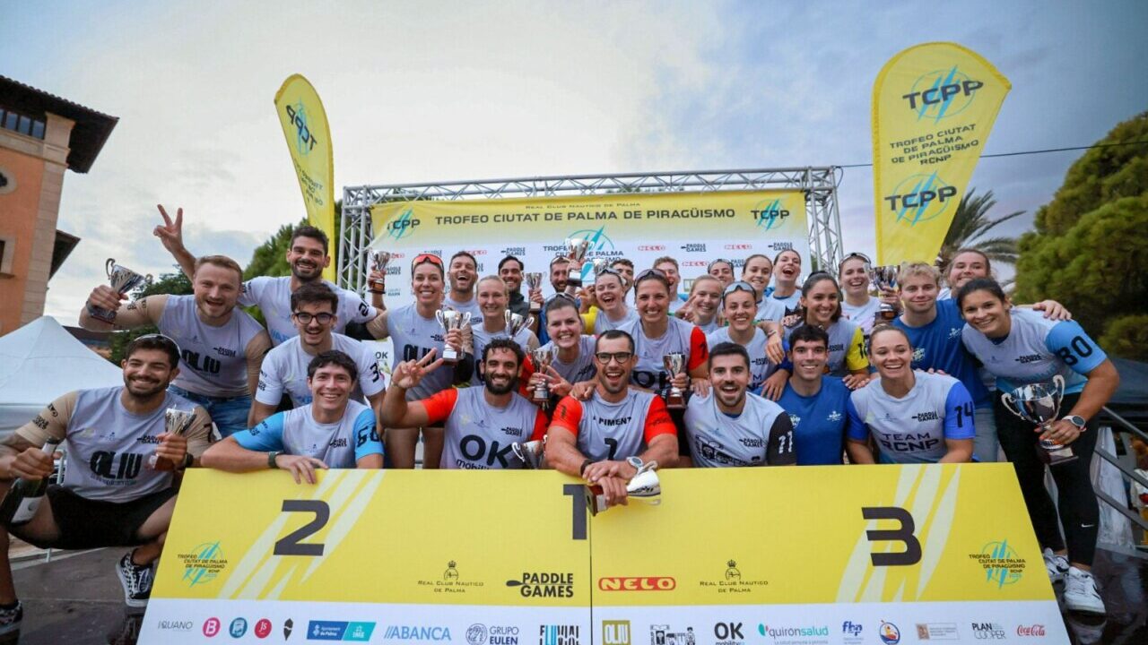 Competidores del Trofeo Ciutat de Palma de pirag&uuml;ismo celebrando en el podio.