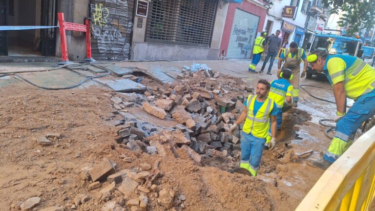 Una tubería revienta e inunda la calle Olmos