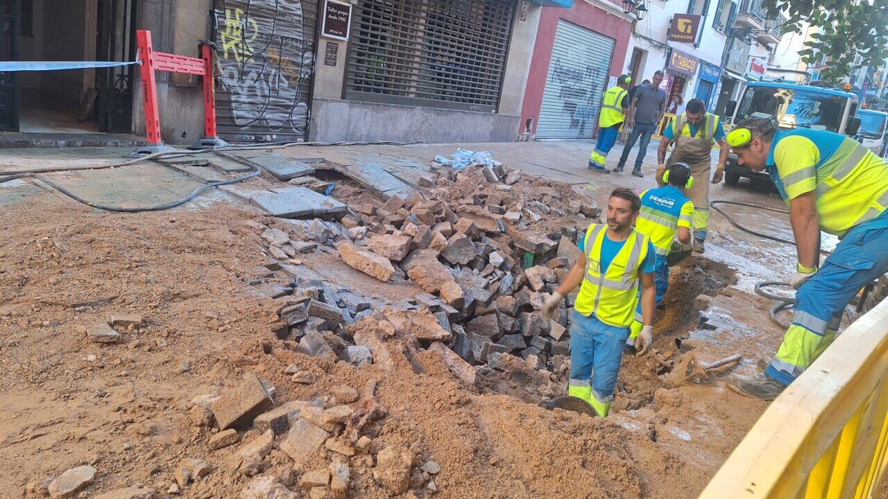 Una tubería revienta e inunda la calle Olmos