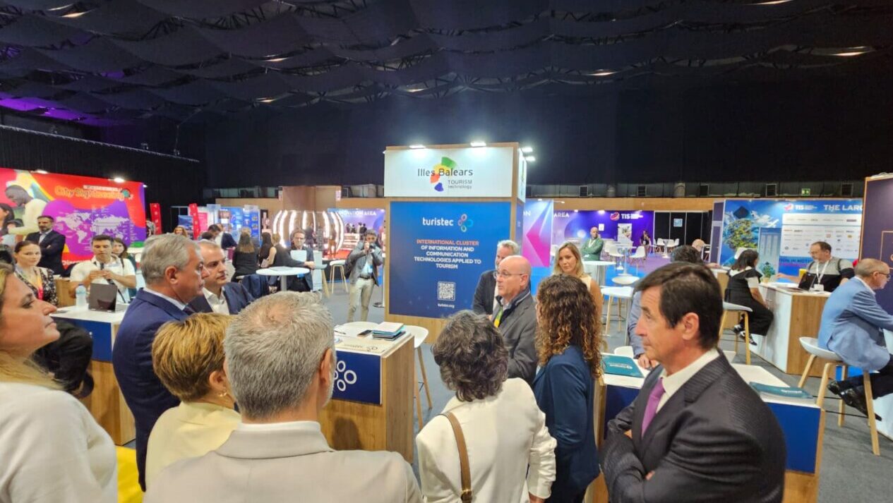 Representantes de Turistec en el stand del TIS2025 en Sevilla