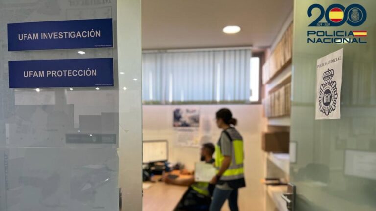 Oficina de la UFAM con agentes trabajando en la investigación de un caso