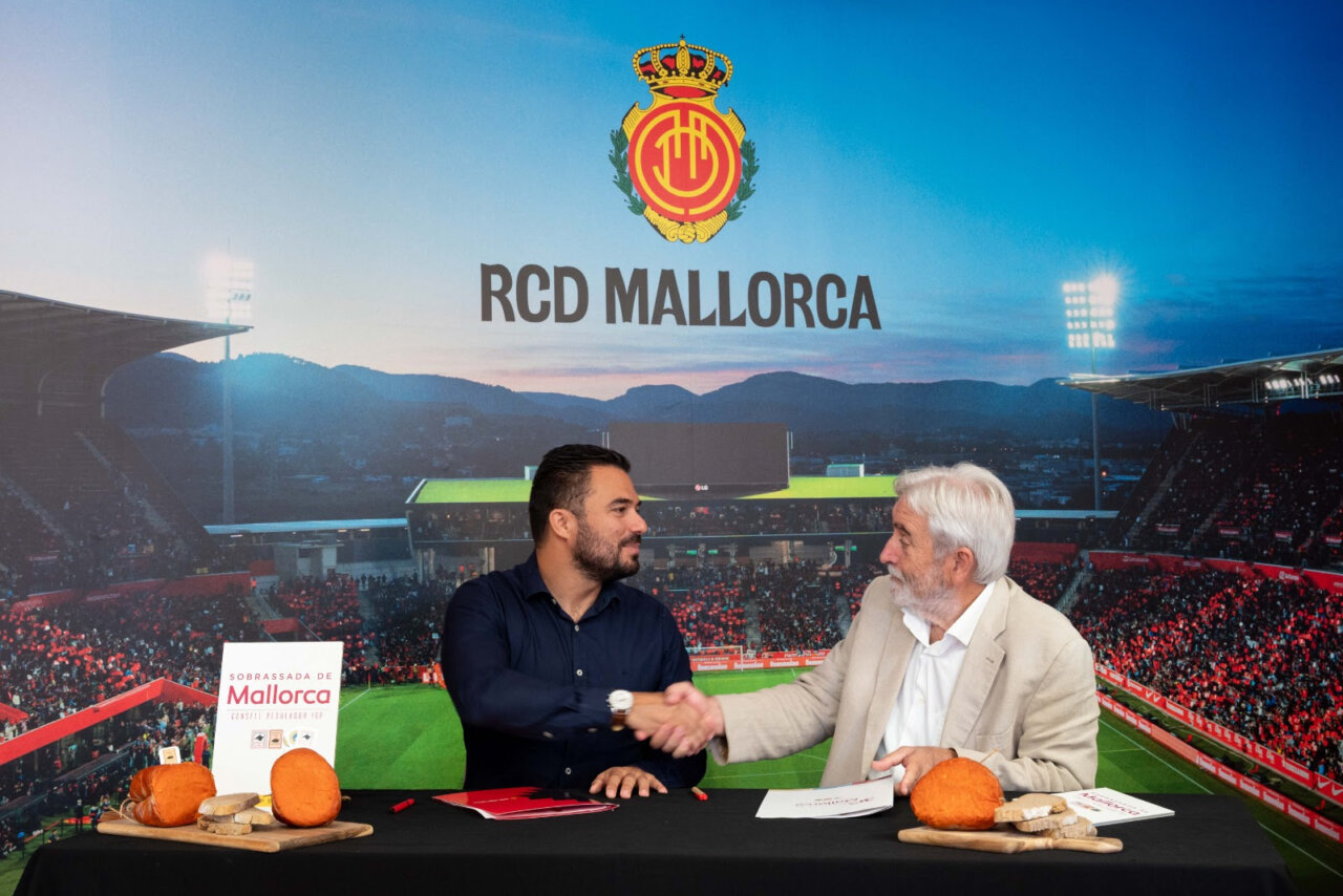 Firma de convenio entre RCD Mallorca y Sobrassada de Mallorca IGP