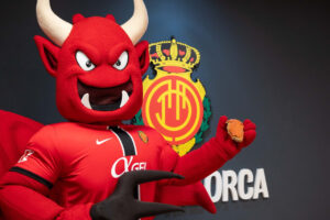 Mascota del RCD Mallorca sosteniendo un bocadillo de sobrasada