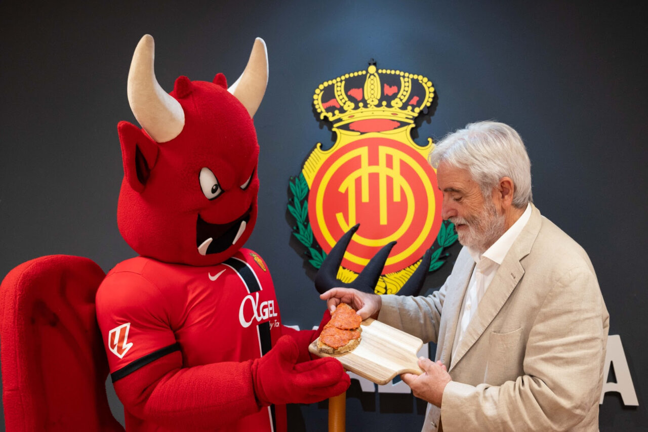 Mascota del RCD Mallorca presenta Sobrassada de Mallorca a un representante