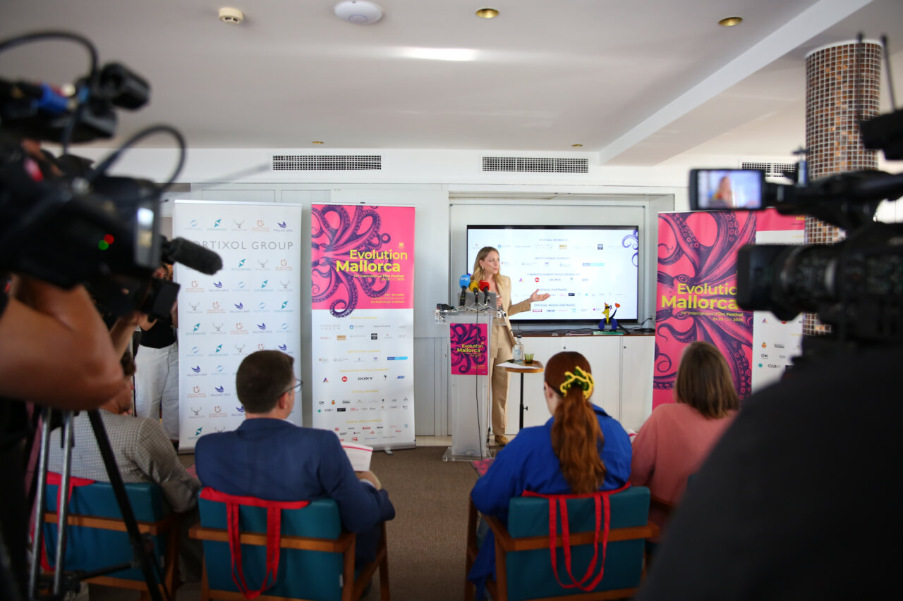 Sandra Lipski presenta el Evolution Mallorca Film Festival con un fondo colorido.