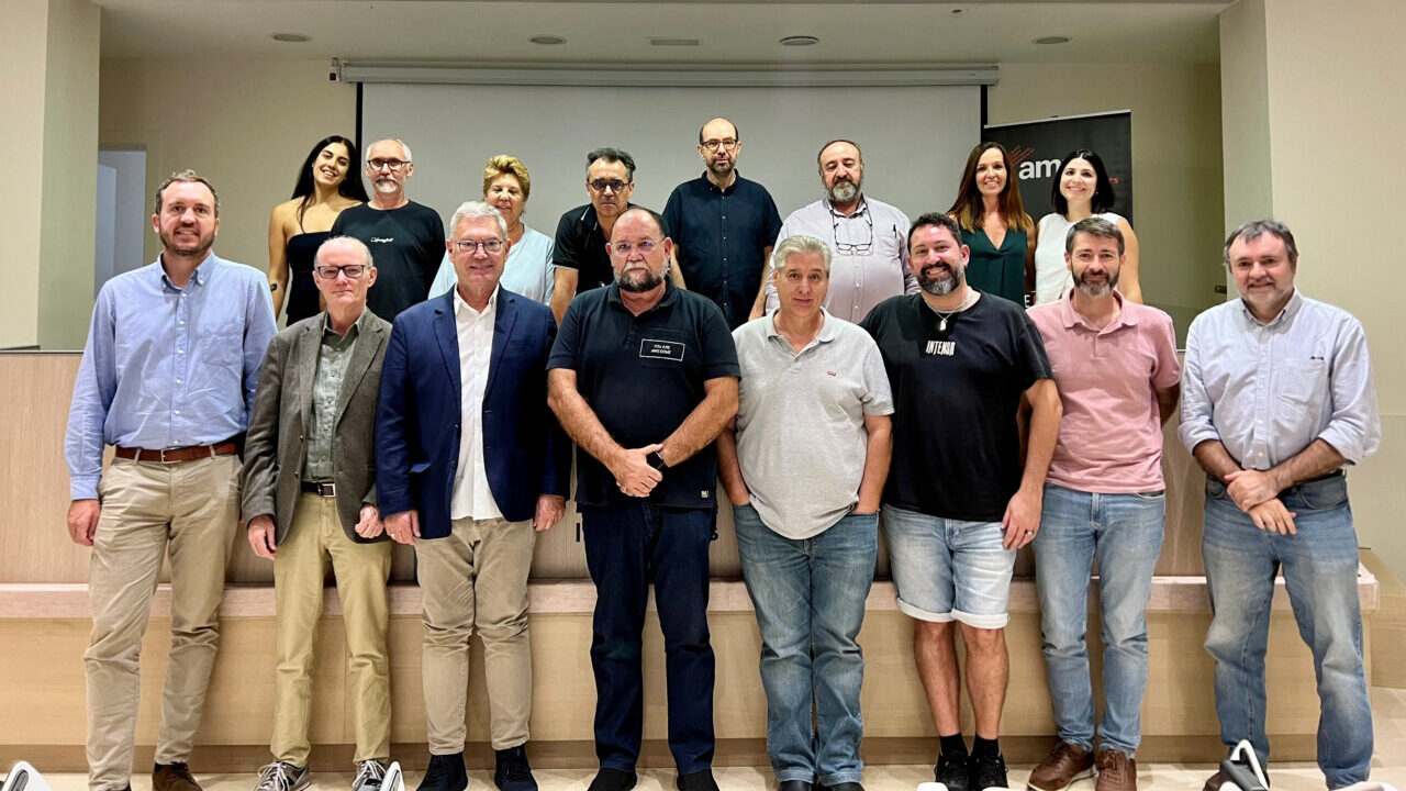 Grupo de participantes en la jornada sobre prensa de proximidad y digitalizaci&oacute;n.