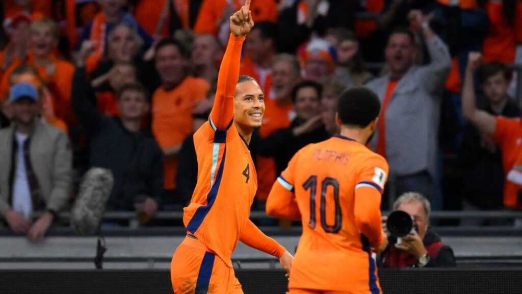 Virgil van Dijk celebra un gol con el equipo de Países Bajos
