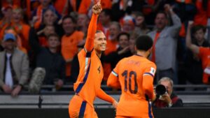 Virgil van Dijk celebra un gol con el equipo de Países Bajos