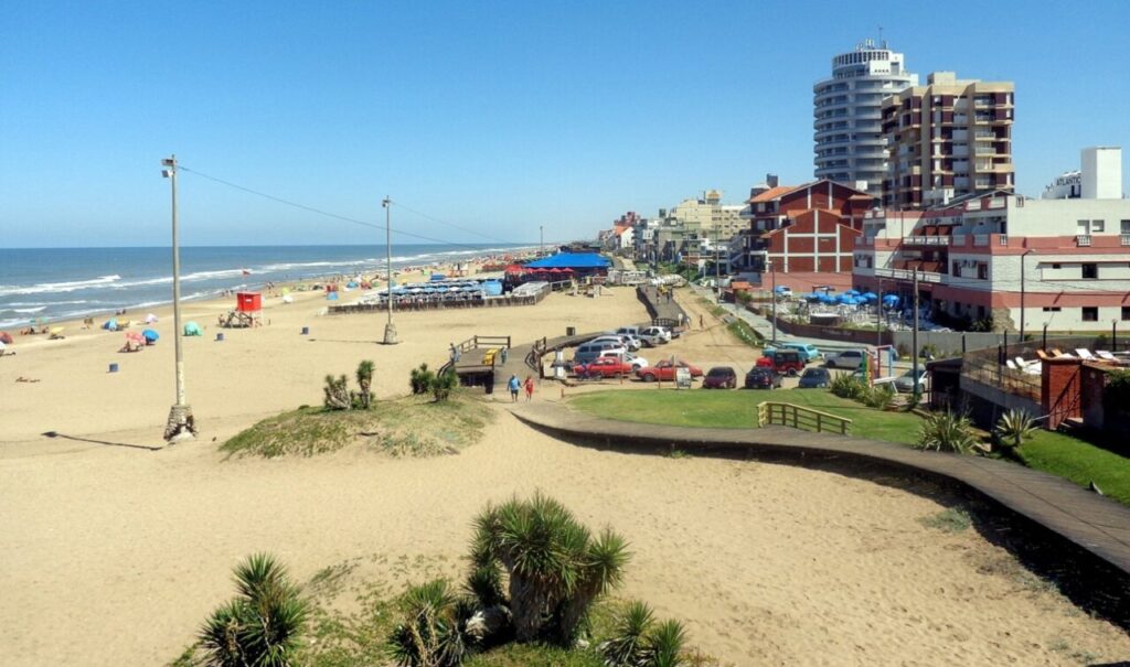 Vista de la playa de Villa Gesell con edificios y sombrillas