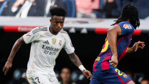 Vinícius Jr. del Real Madrid en un clásico contra el Barcelona