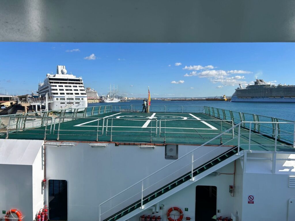 Vista desde el puente de mando del Buque Duque de Ahumada hacia el puerto.
