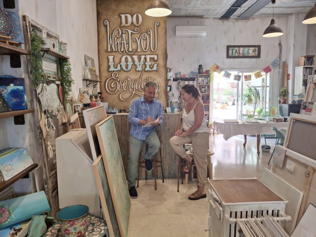 Xisco Barcelço y Karina Cappato conversando en un taller artístico.