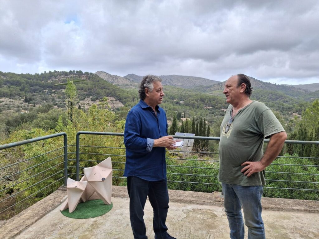 Xisco Barcel&oacute; y Joan Balaguer conversando en un entorno natural