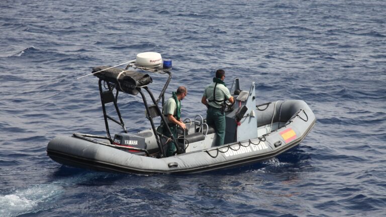 Embarcaci&oacute;n zodiac de la Guardia Civil en el mar