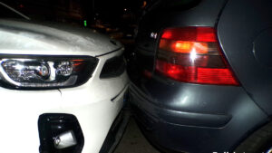 Un conductor borracho se engancha a otro coche al aparcar y lo arrastra al intentar huir