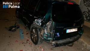 Un conductor borracho provoca un accidente, pierde una rueda y se da a la fuga en Palma