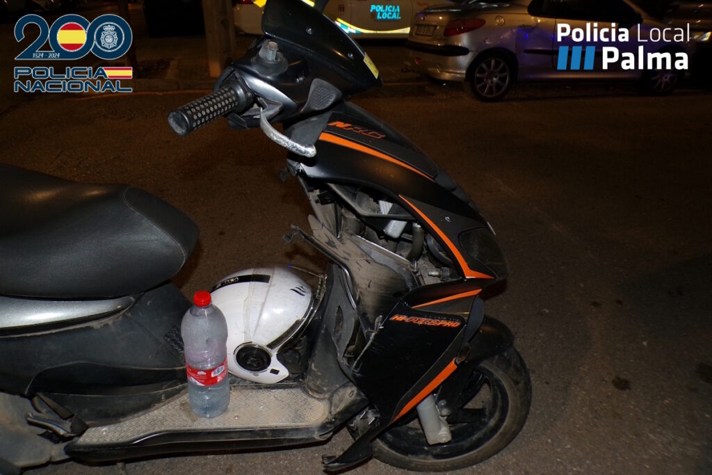 Ciclomotor dañado tras ser embestido por un taxi en Son Ferriol.