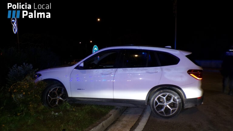Un conductor borracho se empotra contra una rotonda y pega a varios policías en Palma