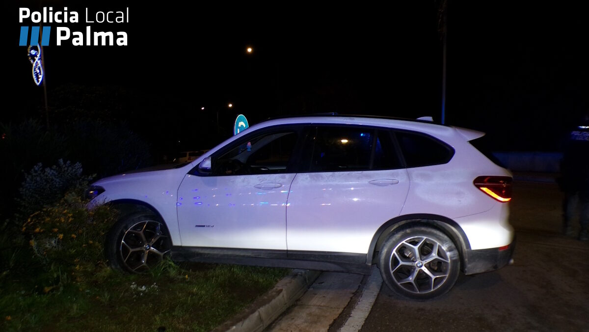 Un conductor borracho se empotra contra una rotonda y pega a varios polic&iacute;as en Palma
