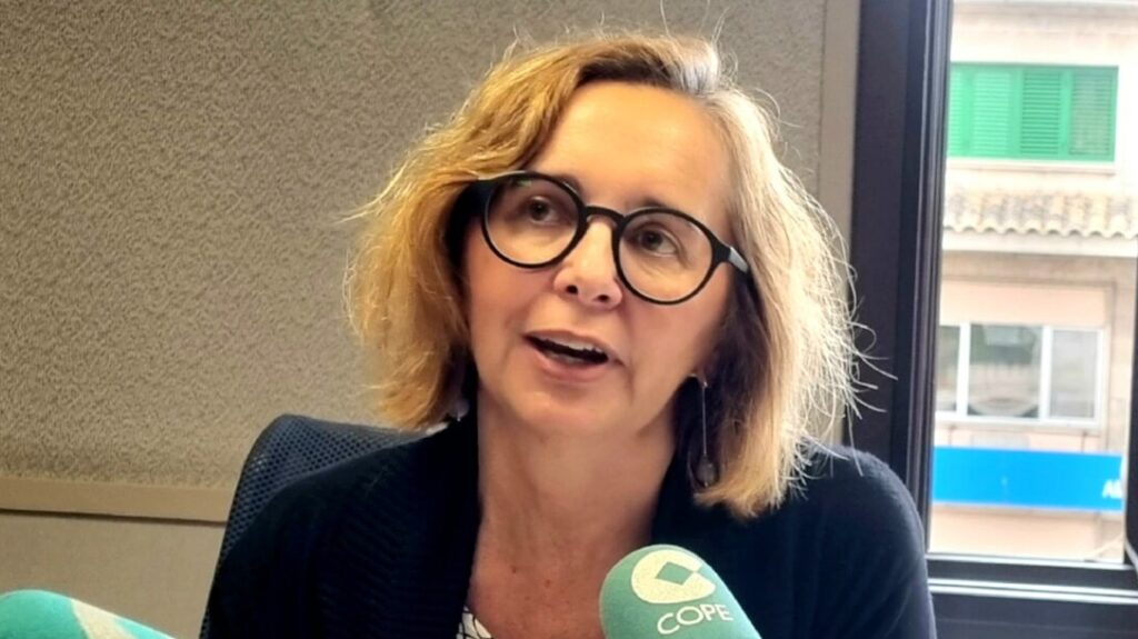 Ana Reguera hablando en una entrevista en la radio