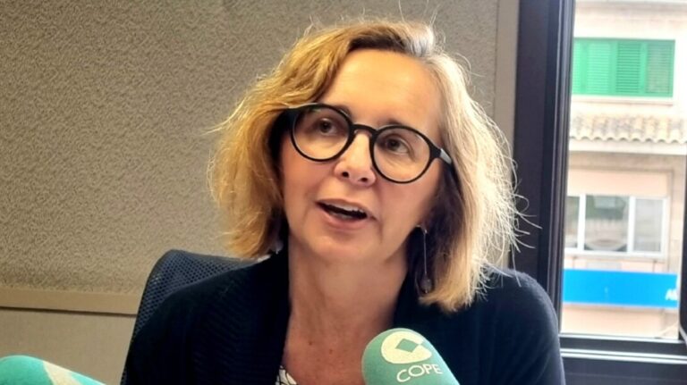 Ana Reguera hablando en una entrevista en la radio