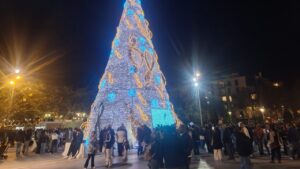 Árbol de Navidad iluminado en Palma con multitud de asistentes