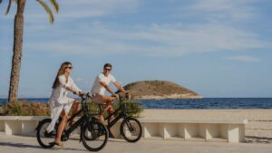 Pareja montando bicicletas en la playa de Magaluf