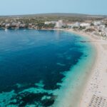 Vista panor&aacute;mica de la playa de Magaluf con hoteles y naturaleza