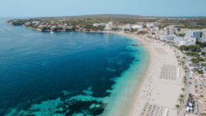 Vista panor&aacute;mica de la playa de Magaluf con hoteles y naturaleza