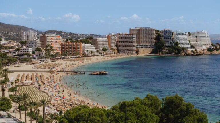 Vista panorámica de la playa de Magaluf con edificios y turistas