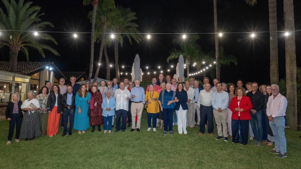 Grupo de personas en la presentación del libro sobre el puerto de Alcudia