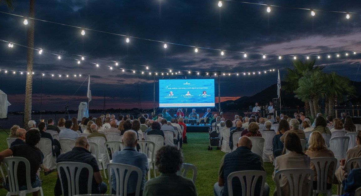 Presentación del libro sobre la historia del puerto de Alcudia en un evento al aire libre