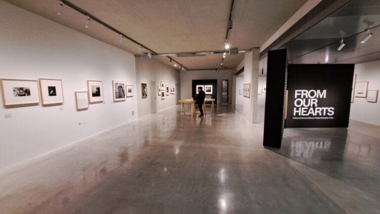 Interior del Centro Internacional de Fotografía Toni Catany con exposiciones