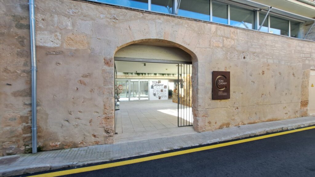 Entrada al Centro Internacional de Fotografía Toni Catany en Mallorca.