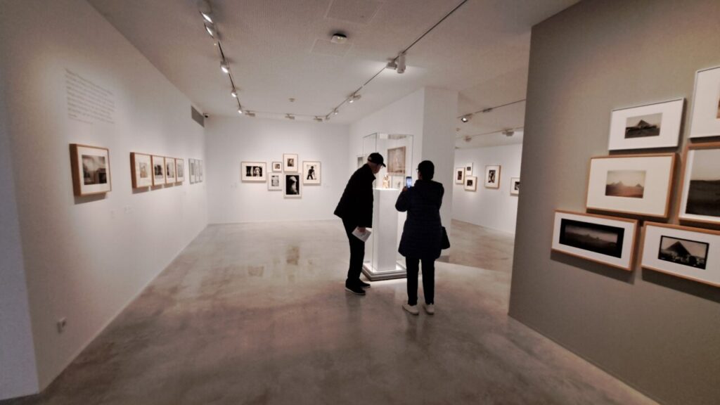 Interior del Centro Internacional de Fotografía Toni Catany con visitantes