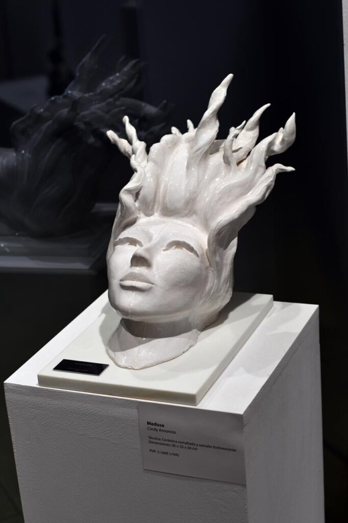 Escultura de cerámica titulada Medusa de Cindy Amoroso en exposición