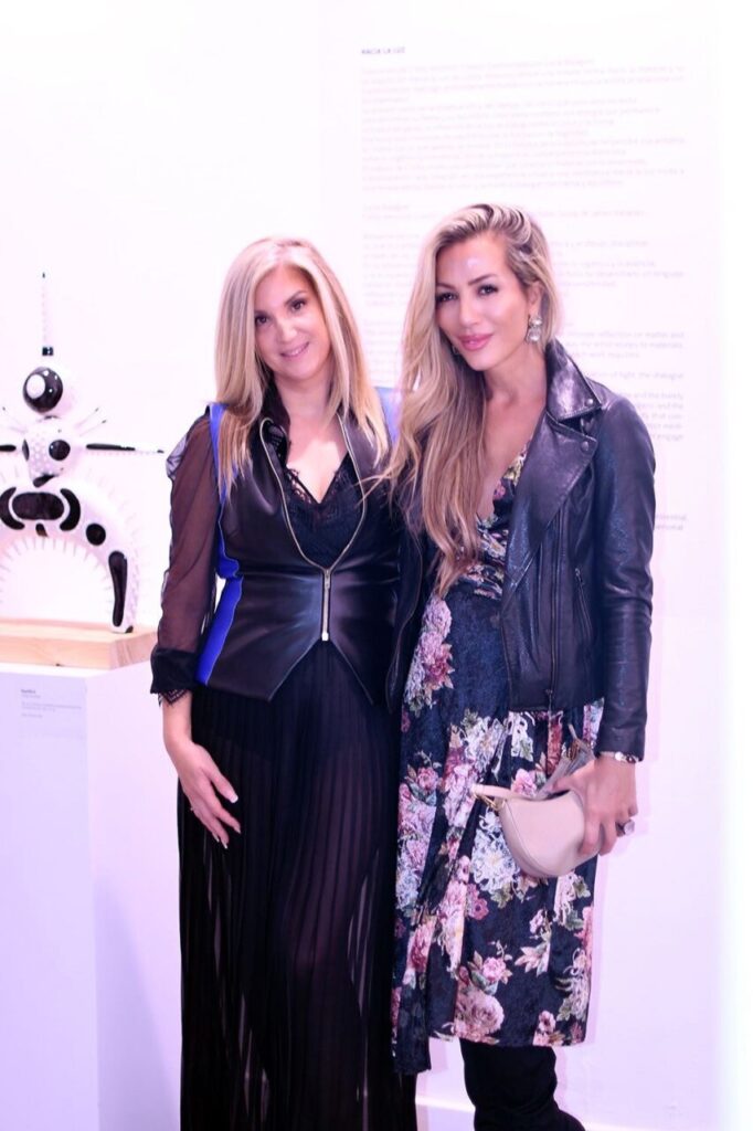 Cindy Amoroso y otra persona en la inauguración de su exposición.