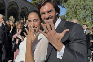 Coco Constans y Valentí Sabaté mostrando sus anillos de boda en Barcelona