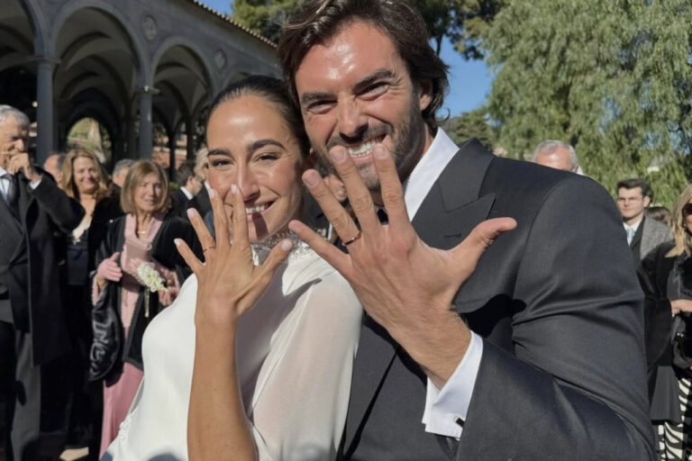 Coco Constans y Valentí Sabaté mostrando sus anillos de boda en Barcelona