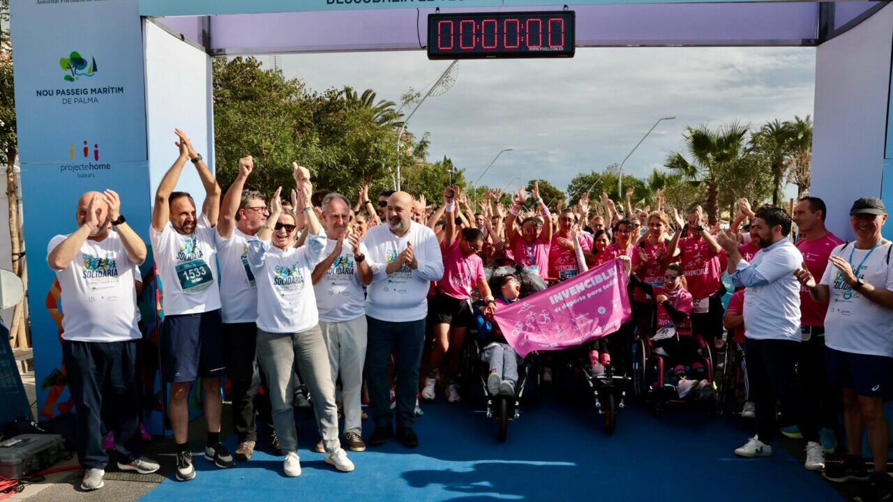 Participantes de la Cursa Solidària en el Paseo Marítimo de Palma