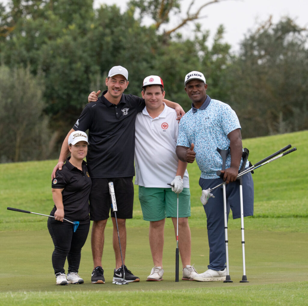 Cuatro golfistas posando en el campo durante el Handisport Mallorca Open 2025