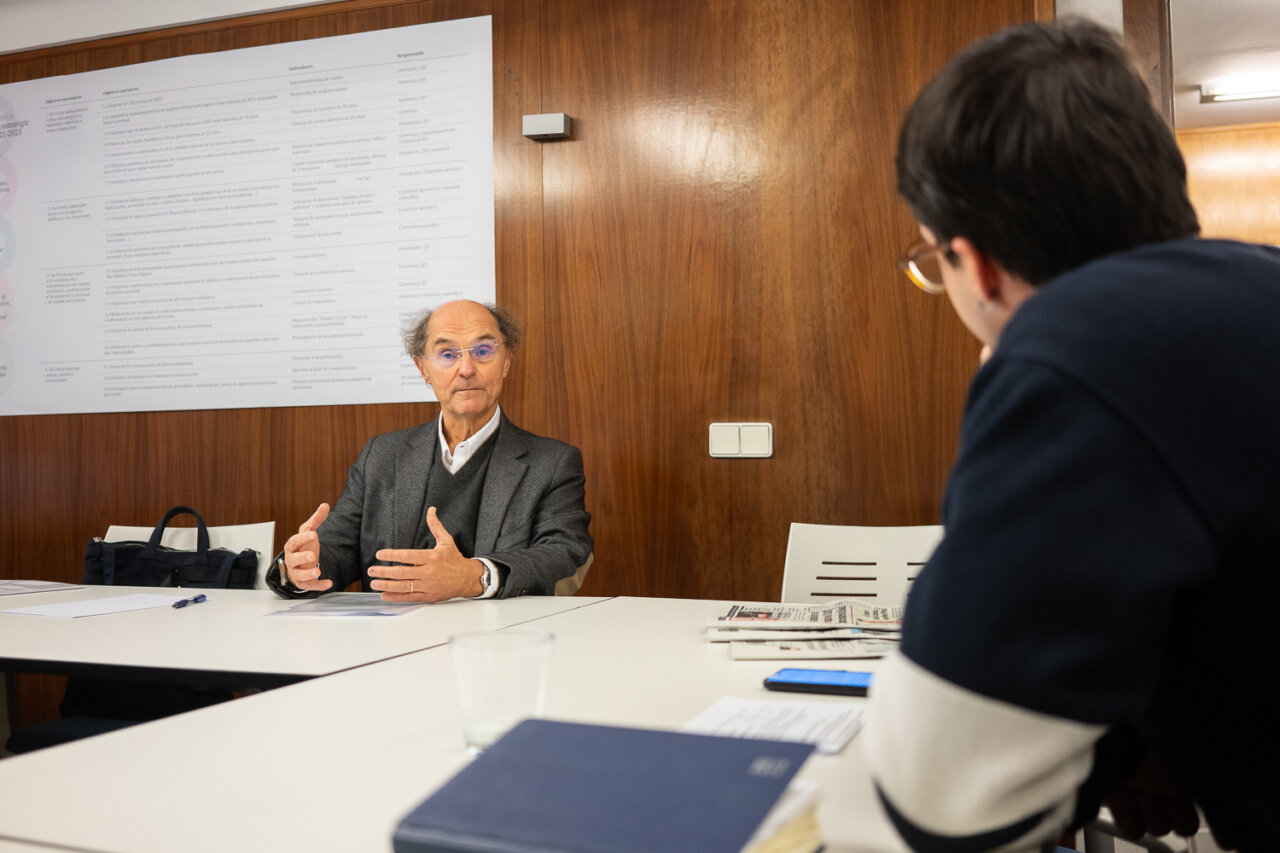 Lluis Quetglas durante una entrevista en una sala de reuniones