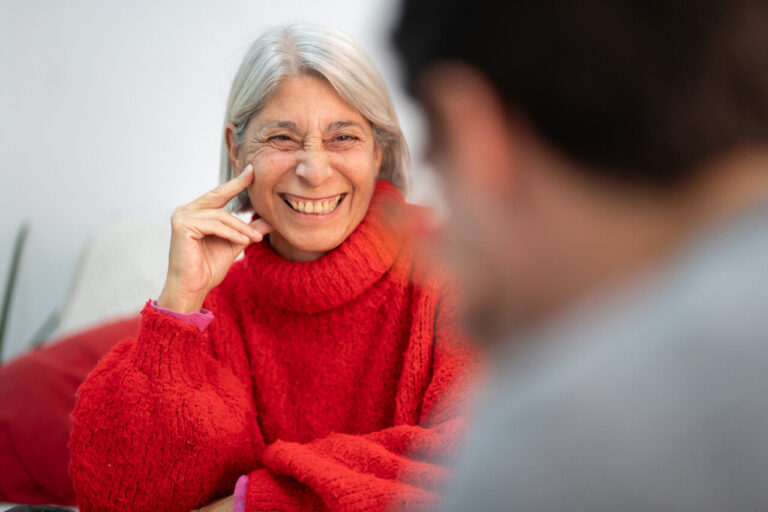 Paz Alcoverro, presidenta de ALAS SIDA, sonríe durante la entrevista. | Autor: J. Fernández Ortega.