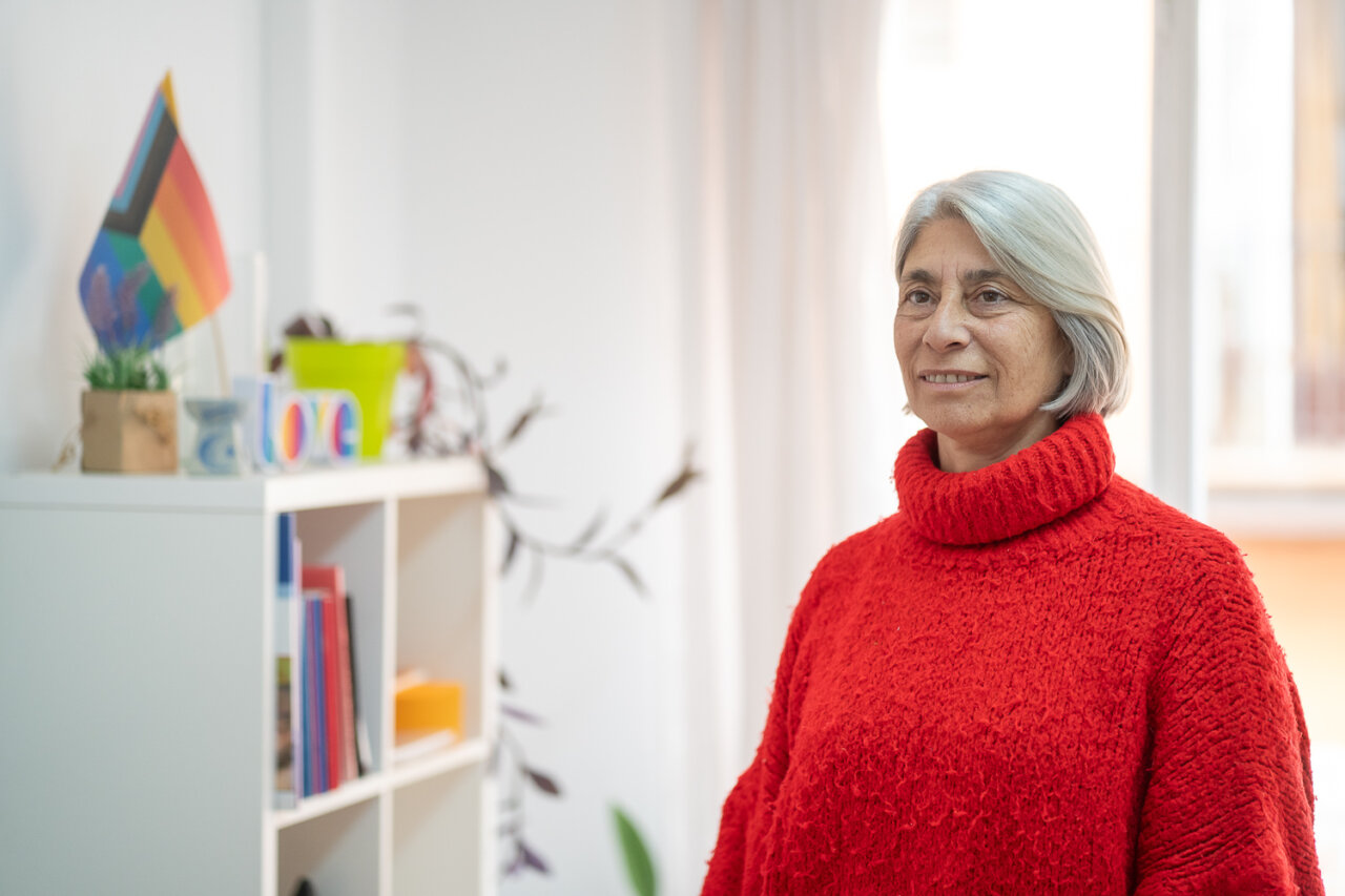 Paz Alcoverro en un entorno luminoso con decoración colorida.