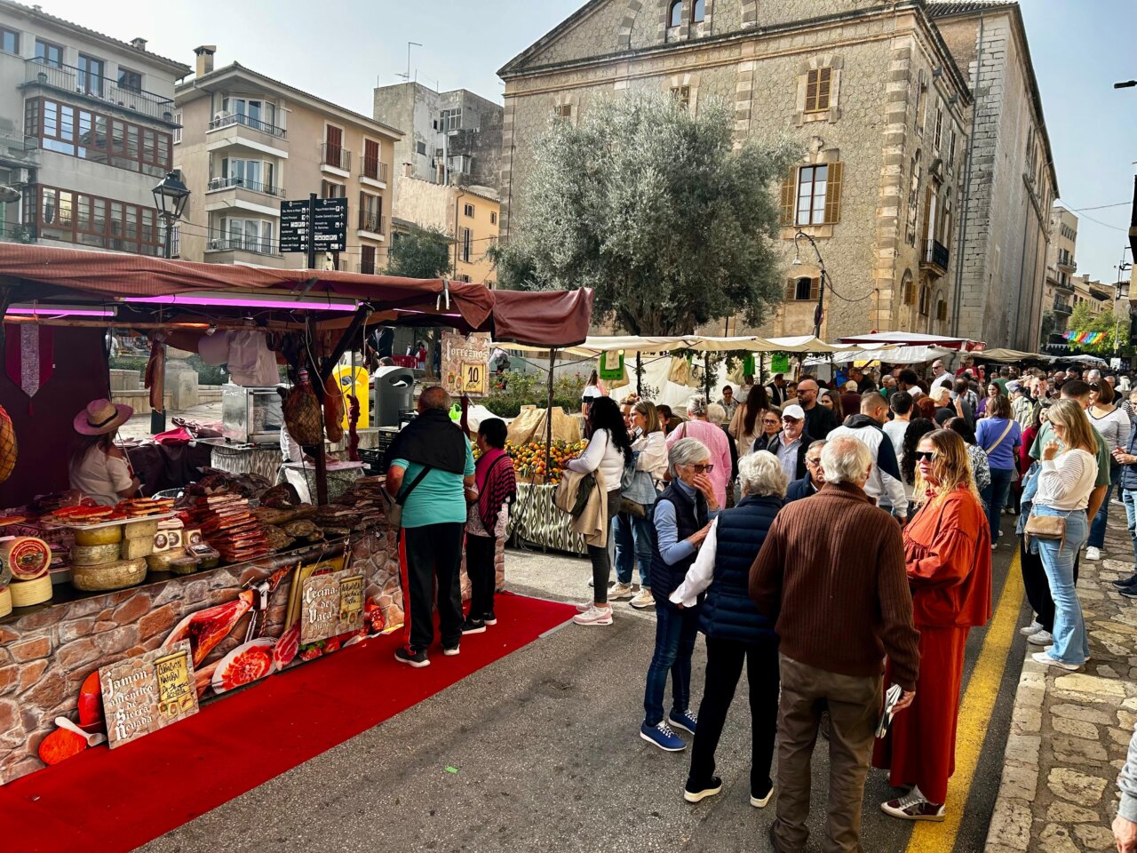 Multitud de personas en la feria Dijous Bo en Inca, Mallorca.