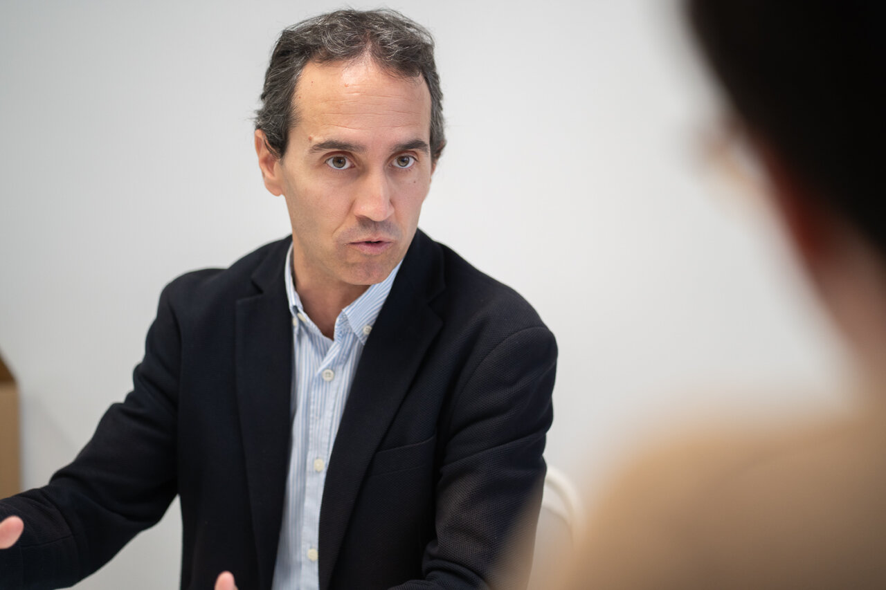 Guillermo Sánchez hablando en una reunión sobre bienestar social.