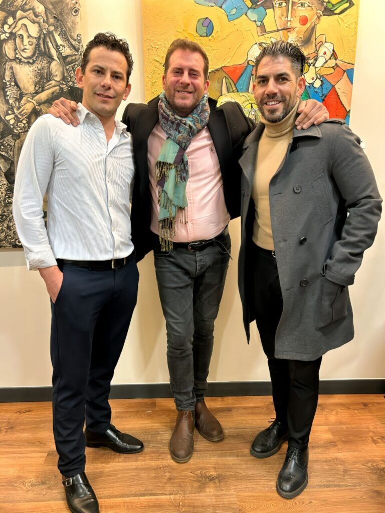 Martín Garrido con dos personas en la exposición Art Home.