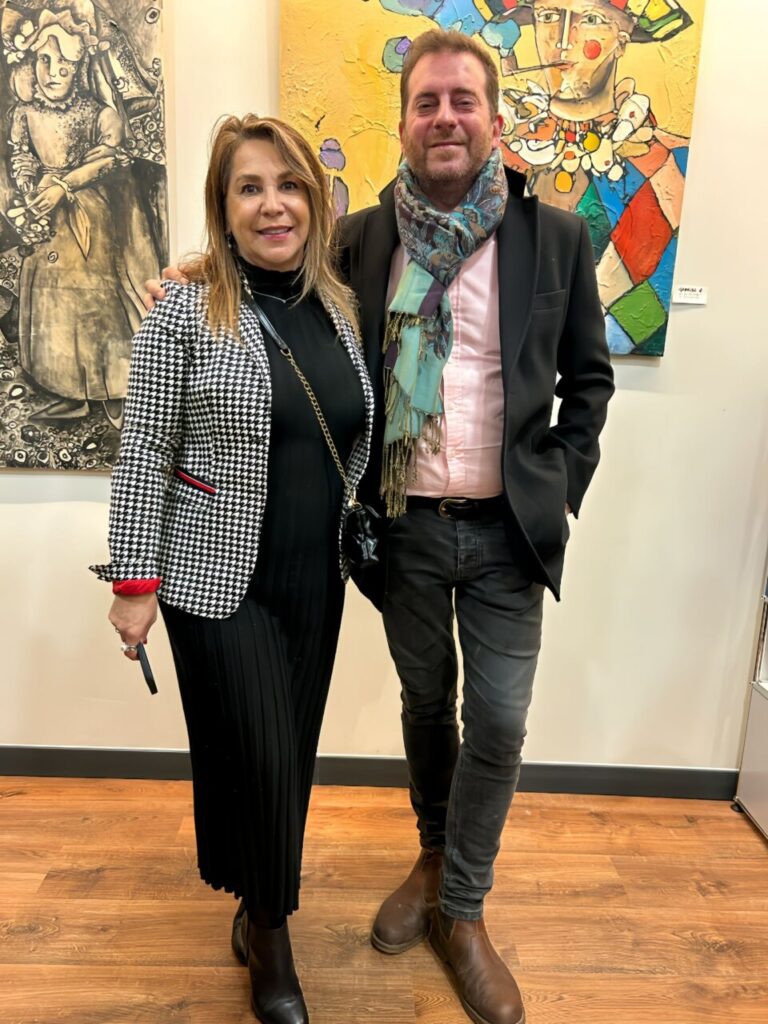 Martín Garrido posando en la inauguración de Art Home junto a una mujer.