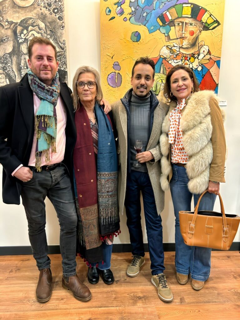 Martín Garrido y asistentes en la inauguración de Art Home