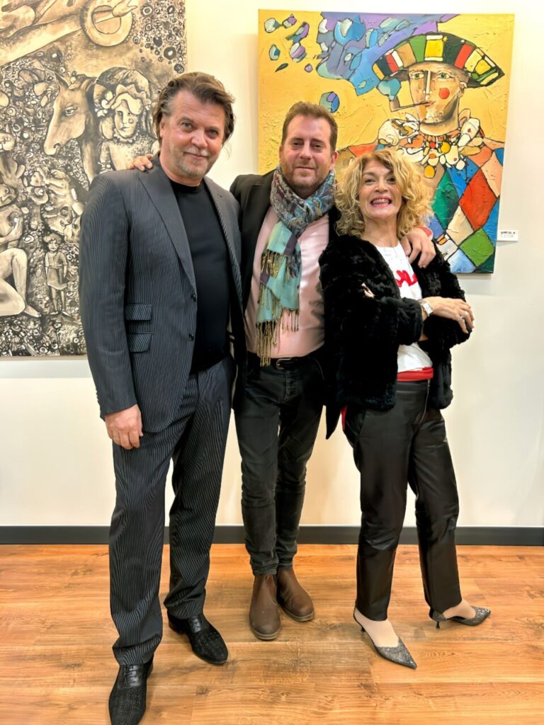 Martín Garrido y otros artistas en la exposición Art Home